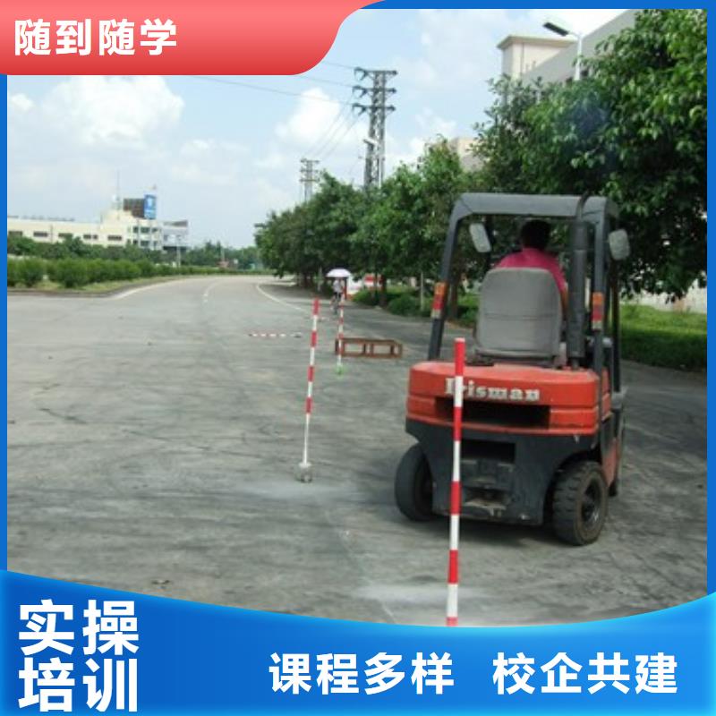 叉车培训课程_虎振学校怎么报名实操培训